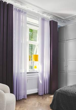 Dobbelt op på lilla gardiner i soveværelset