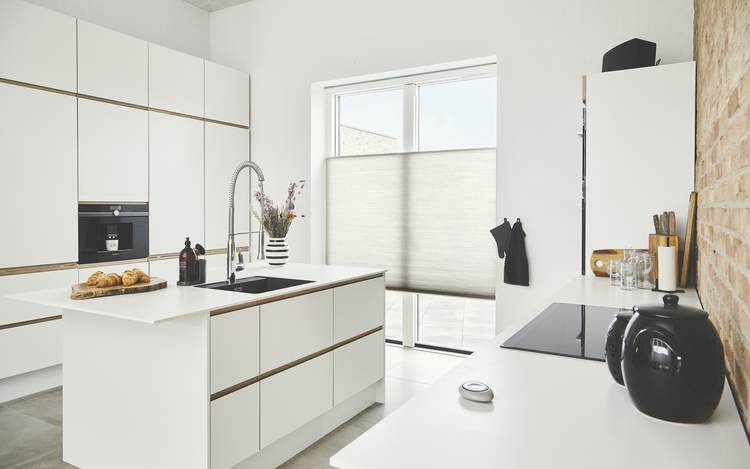 Duette® gardinet skærmer for privatlivet og giver Kias køkken et soft touch.
