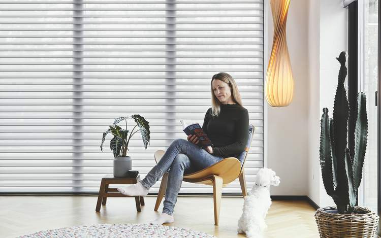 Silhouette® gardinerne leverer både dagslys og afskærmning på samme tid hjemme hos Charlotte.