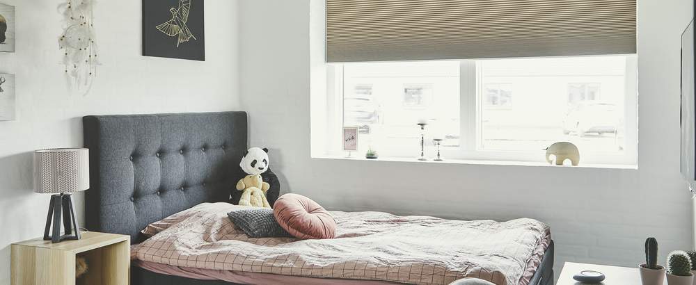 Beige Duette® gardin i børneværelse