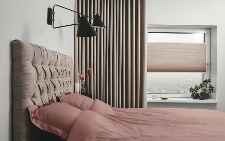 Soveværelse med Duette® i kombination med et stofgardin – begge i bløde dæmpede farver