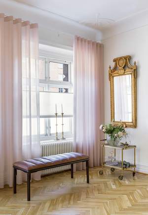 Lyserøde gardiner: Stofgardiner i kombination med Duette® gardiner