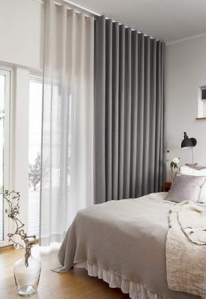 Dobbelt lag gardiner i soveværelset, mørklægning og en transparent
