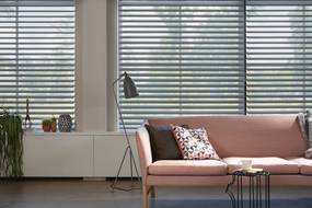 Silhouette gardiner filtrerer lyset