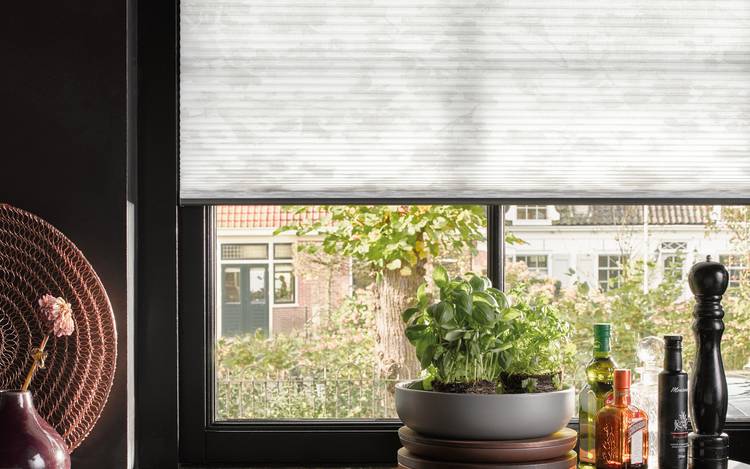 Duette® gardin med væv Batiste Christel som har et skyggeagtigt blomsterdesign