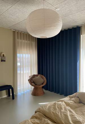 Kongeblå gardiner og gennemsigtige, lyse gardiner i soveværelset