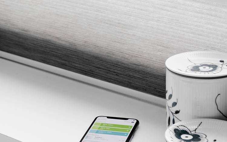 PowerView® App og Duette® gardin i vinduet til et intelligent hjem