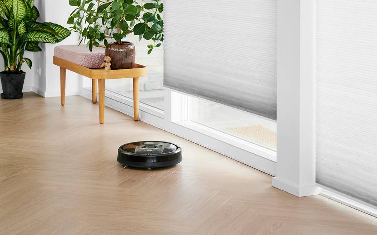 Luxaflex® Duette® smart gardiner og robotstøvsugeren Erika