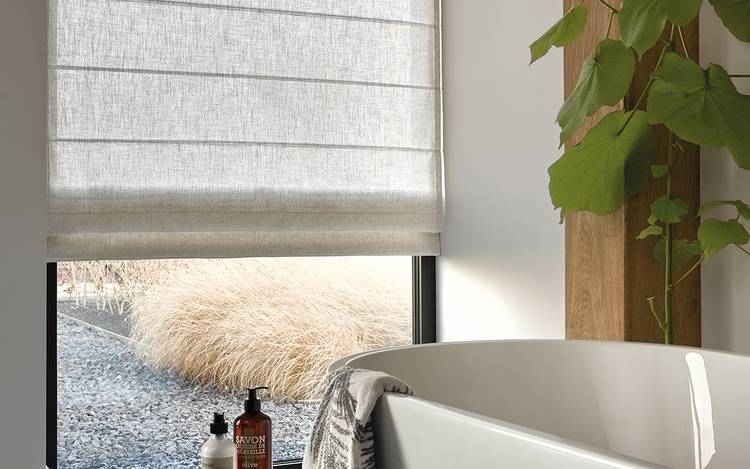 Skræddersyet Luxaflex® Liftgardin i badeværelsesvindue